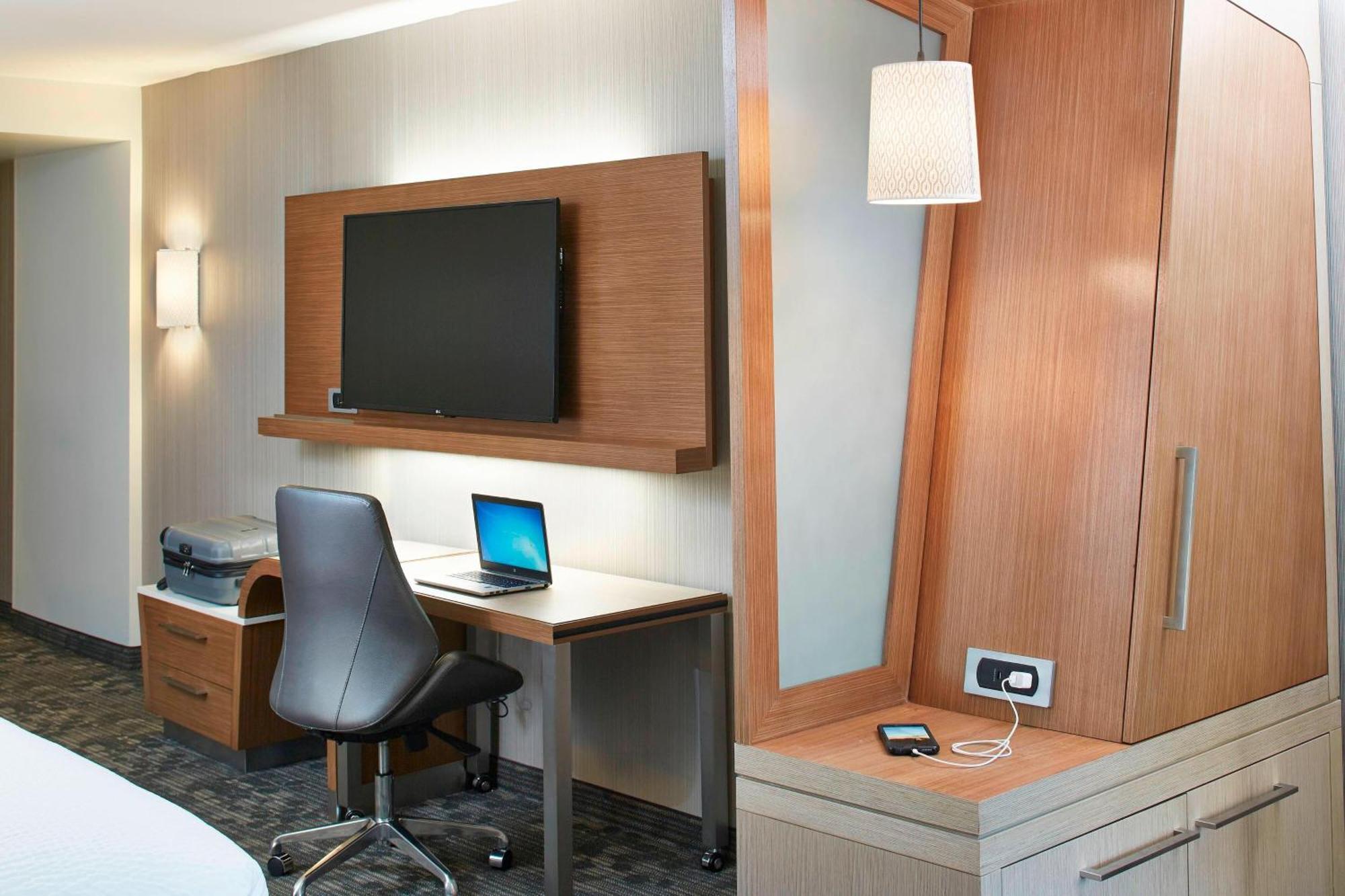 Courtyard By Marriott Lake George Luaran gambar